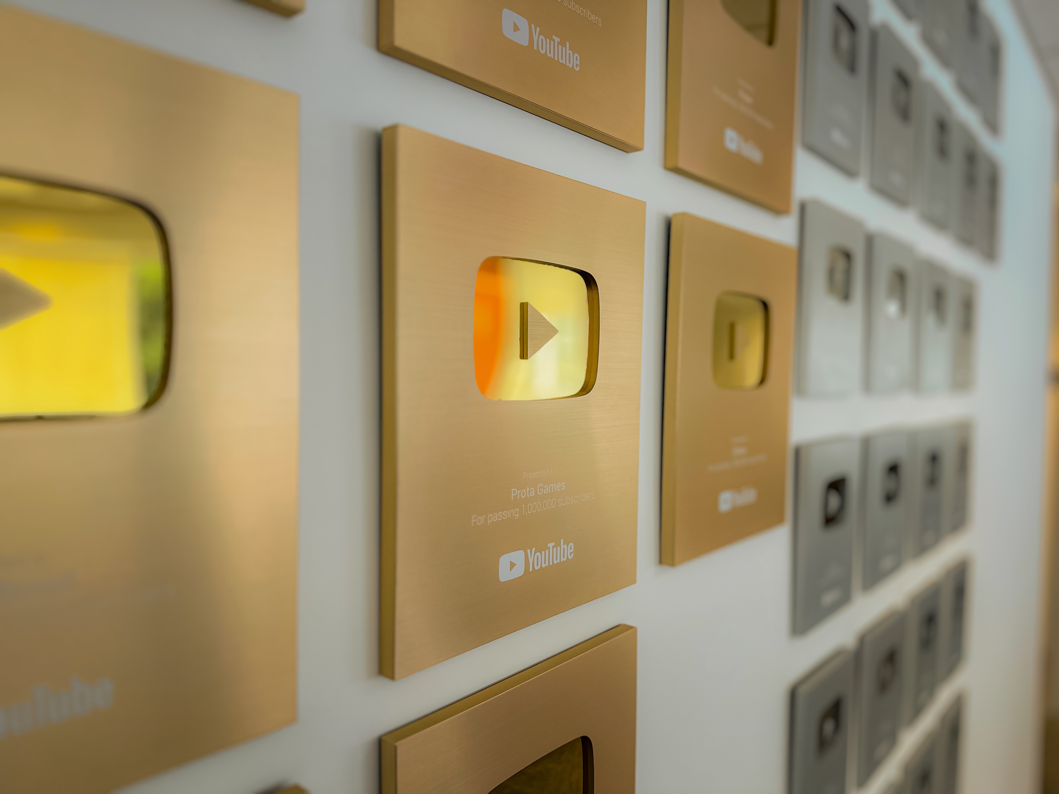 Parede de placas do YouTube conquistadas pela Prota Games